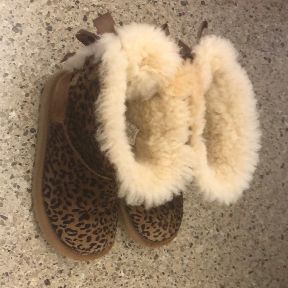Girls leopard Uggs
